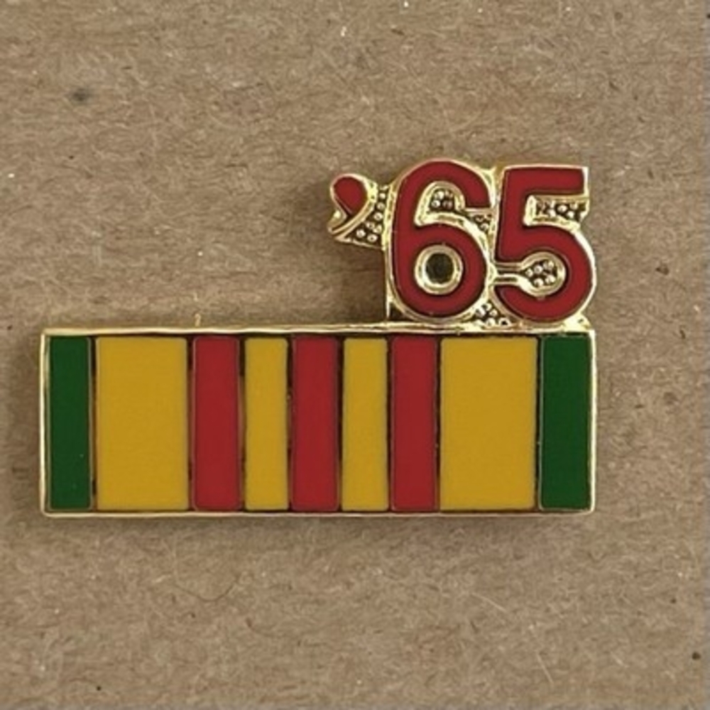 Vietnam Service Ribbon "65" Military Lapel Pin Original Vintage - Picture 2 of 3